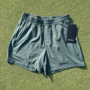 NWT Lululemon Men’s Pace Breaker 5”, size S